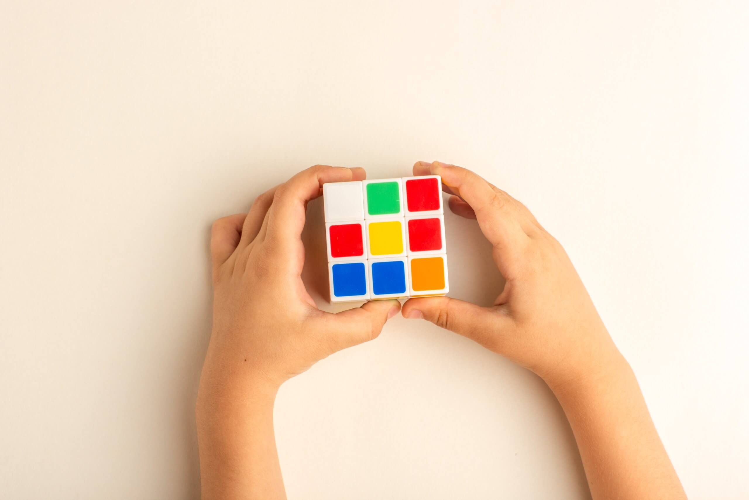 Cubo di Rubik o “cubo magico”: come si risolve il celebre poliedro magico 3D?